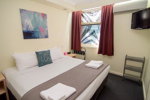 Miami Hotel Melbourne - Holiday Adelaide 1