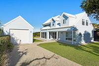 Middle Rock Beach House - Beach Front Lake Cathie