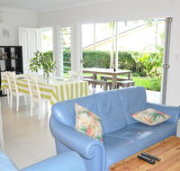 MODERN 3 BEDROOM APARTMENT IN TRADITIONAL QUEENSLANDER  PATIO LEAFY YARD POOL - Holiday Adelaide