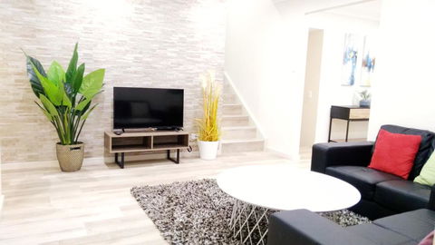 Modern 4-Bedroom House On Cunningham Near Singleton CBD Hunter Valley - Holiday Adelaide 0