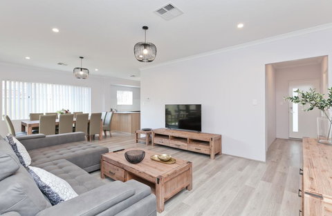 Modern And Spacious Home Near Curtin University - Holiday Adelaide 0