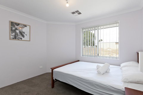 Modern And Spacious Home Near Curtin University - Holiday Adelaide 3