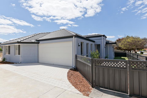 Modern And Spacious Home Near Curtin University - Holiday Adelaide 1