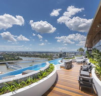 Modern Apartment in South Brisbane Infinity Pool - Holiday Adelaide