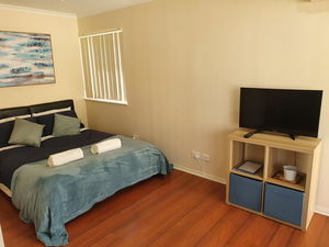 Modern Cosy Studio Close to QEH + Adelaide CBD + Airport + Beaches