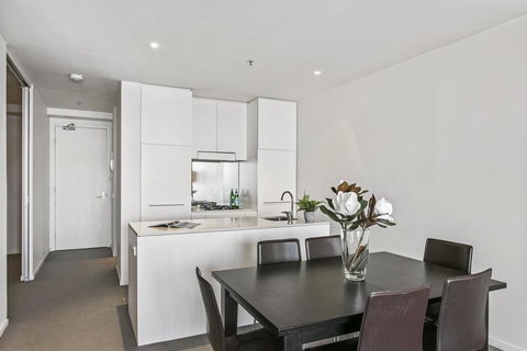Modern Two Bedroom Apartment In Melbourne CBD - Holiday Adelaide 2