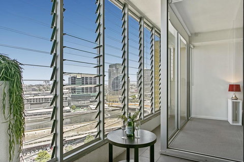 Modern Two Bedroom Apartment In Melbourne CBD - Holiday Adelaide 3