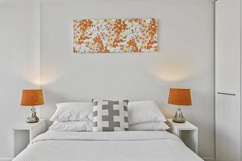 Modern Two Bedroom Apartment In Melbourne CBD - Holiday Adelaide 1