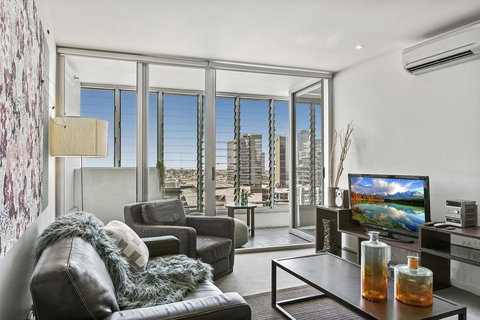 Modern Two Bedroom Apartment In Melbourne CBD - Holiday Adelaide 0