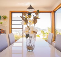 Moonah House-10 mins to CBD  MONA 4BR 2 BATH great view park 3 cars sleep 11 king bed en-suite - Holiday Adelaide