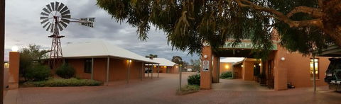 Mud Hut Motel - Holiday Adelaide 0