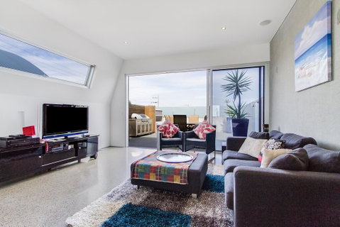 Nautilus 2 Luxury Retreat - Modern Beachfront Townhouse, WiFi, Water Views - Holiday Adelaide 3