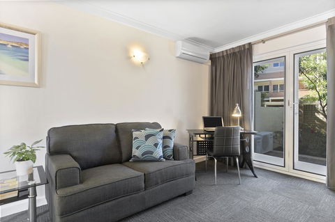 The Peninsula Riverside Serviced Apartments - Holiday Adelaide 1