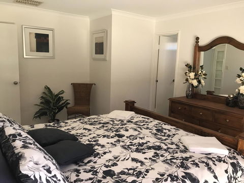 Blue Lake Family Retreat - Holiday Adelaide 0