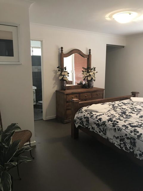 Blue Lake Family Retreat - Holiday Adelaide 7