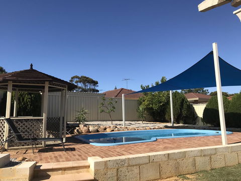 Blue Lake Family Retreat - Holiday Adelaide 3