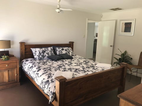 Blue Lake Family Retreat - Holiday Adelaide 6