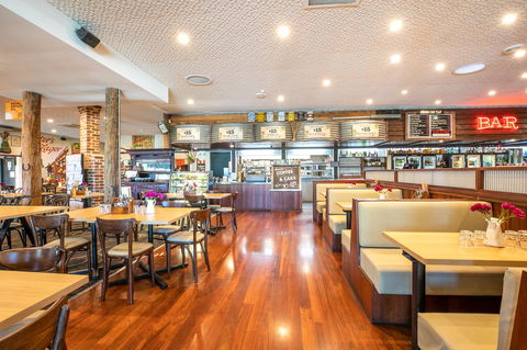 Nightcap At Wanneroo Tavern - Holiday Adelaide 32