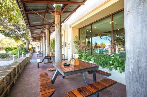 Nightcap At Wanneroo Tavern - Holiday Adelaide 10