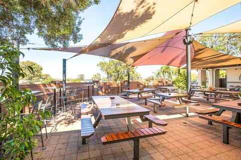 Nightcap At Wanneroo Tavern - Holiday Adelaide 7