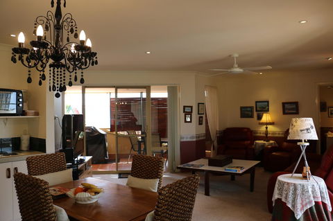 Crossland House - Holiday Adelaide 18