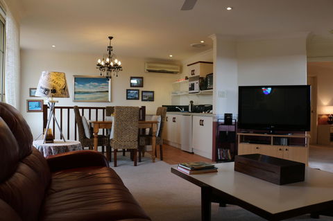 Crossland House - Holiday Adelaide 14