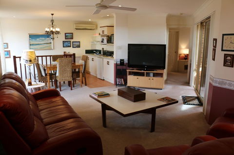 Crossland House - Holiday Adelaide 19