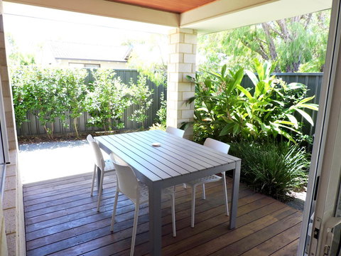 Contemporary Cove - Quindalup - Holiday Adelaide 11