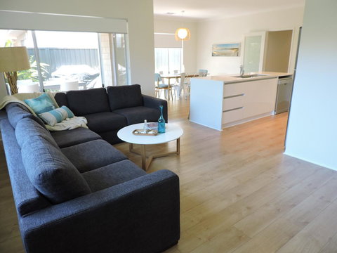 Contemporary Cove - Quindalup - Holiday Adelaide 3