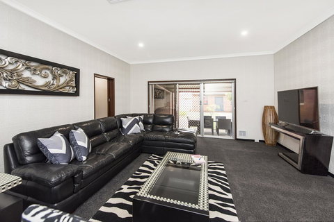 Big House Heated Pool 11 Beds Como / South Perth / Applecross - Holiday Adelaide 12