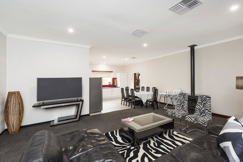 Big House Heated Pool 11 Beds Como / South Perth / Applecross - Holiday Adelaide 2