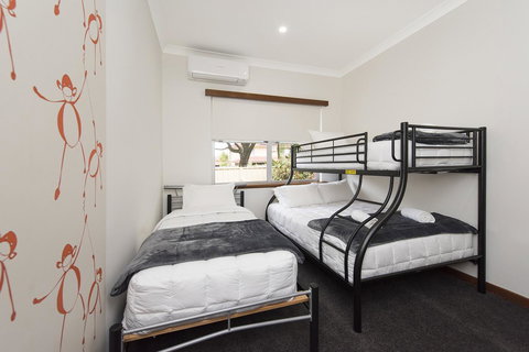 Big House Heated Pool 11 Beds Como / South Perth / Applecross - Holiday Adelaide 18
