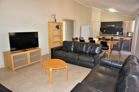 9 Krait Street - Perfect For Large Groups Or Families Alike - Holiday Adelaide 2