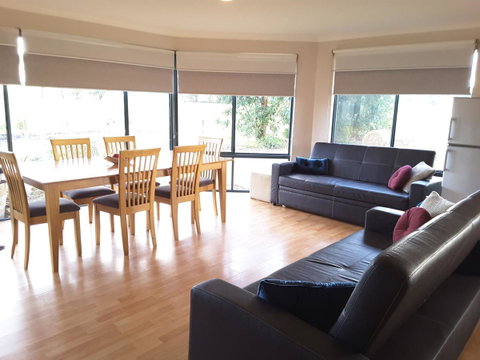 Cosy Corner Chalets - Holiday Adelaide 0