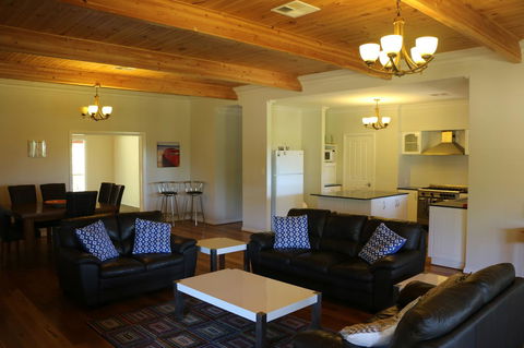 Burton Farmhouse - Holiday Adelaide 0