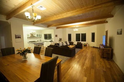 Burton Farmhouse - Holiday Adelaide 9