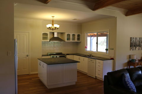 Burton Farmhouse - Holiday Adelaide 1