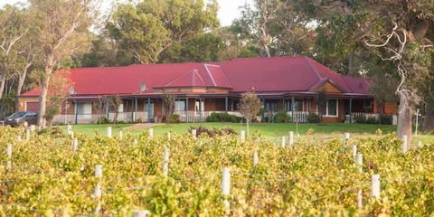 Burton Farmhouse - Holiday Adelaide 10