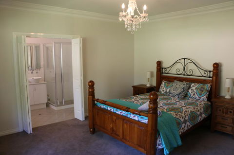 Burton Farmhouse - Holiday Adelaide 4
