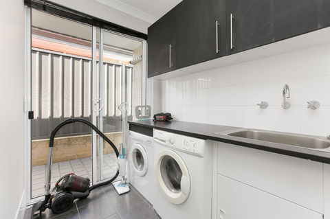 Perth Comfy Stays - Holiday Adelaide 24