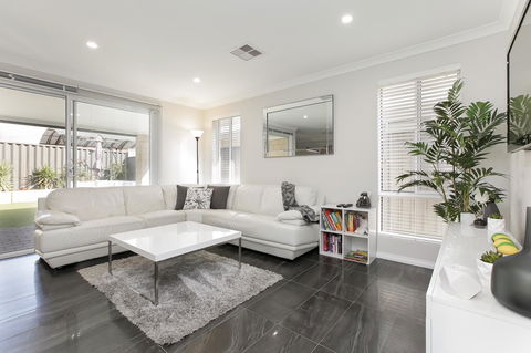 Perth Comfy Stays - Holiday Adelaide 2