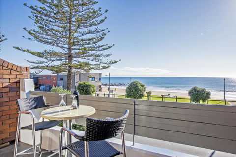 Beachfront Voyager Motor Inn - Holiday Adelaide 0