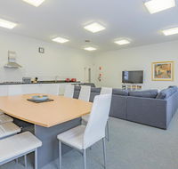 4 Bedroom House - Hobart CBD - Free Parking - Holiday Adelaide