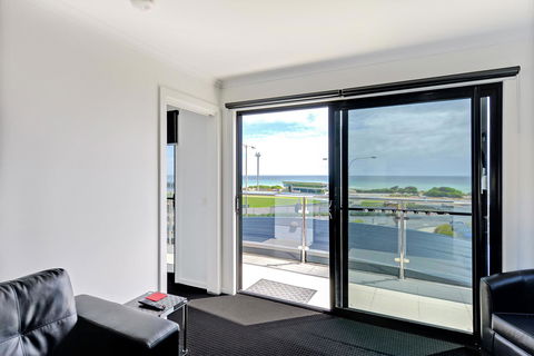 Burnie By The Bay Apartments - Holiday Adelaide 5