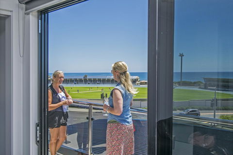 Burnie By The Bay Apartments - Holiday Adelaide 3