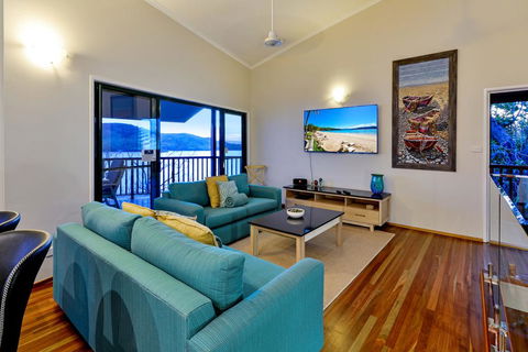 NEWLY BEAUTFULLY RENOVATED 16 The Casuarina - 3 Bedroom House With 180 Degree Ocean Views - Holiday Adelaide 3