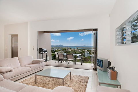 Noosa Penthouse Close To Hastings Street - Unit 2 Vue, 28 Edgar Bennett Ave - Holiday Adelaide 2