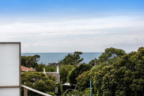 NORTH POINT RETREAT - MORNINGTON - Holiday Adelaide 2