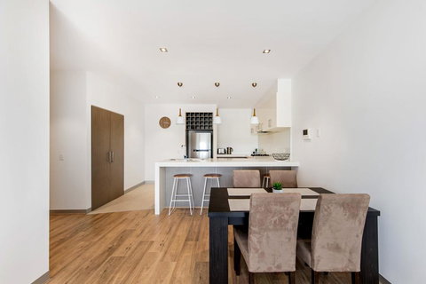 NORTH POINT RETREAT - MORNINGTON - Holiday Adelaide 0