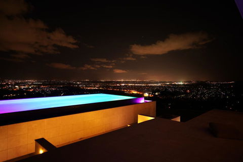On Top Of The World - Holiday Adelaide 0